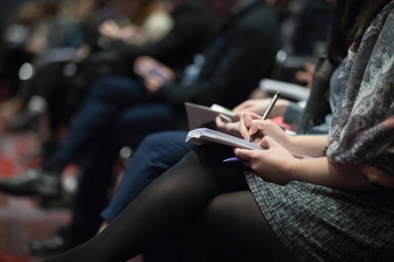 Tomando notas en una conferencia